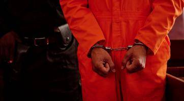 Drogy, ublížení na zdraví a týrání duševně nemocné ženy. Nebezpečnému páru hrozí až deset let za mřížemi