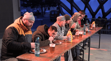 Fašank nabídl celodenní zábavu včetně pojídání metrové klobásy