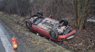 Řidička u Valašského Meziříčí převrátila auto na střechu. Ve voze s ní jelo dítě