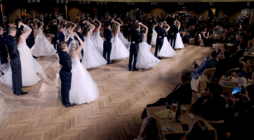 Deváťáci Základní školy UNESCO se představili polonézou