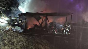 Devět jednotek hasičů bojovalo s požárem hospodářského objektu ve Valašské Polance