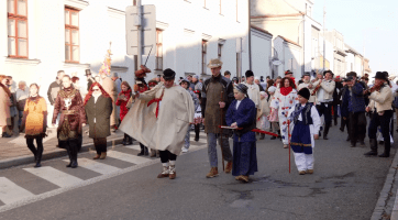 Nedělní fašankový průvod projde městem a v atriu muzea pochová basu