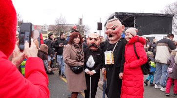 Fašankový průvod s medvědem prošel městem už počtvrté