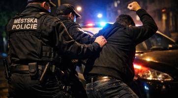 Ve Zlíně na Letné řádil agresivní cizinec: Rušil noční klid a zaútočil i na strážníky