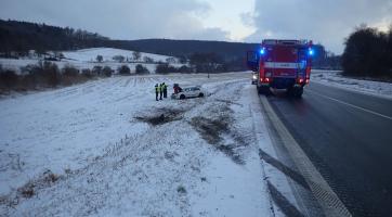 namrzlé vozovky způsobily komplikace řidičům (Uherskobrodsko)