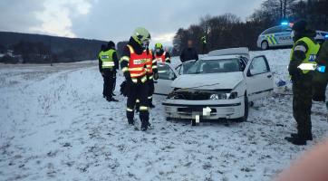 namrzlé vozovky způsobily komplikace řidičům (Uherskobrodsko)