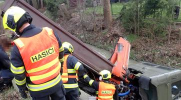 Řidič špatně zabrzdil nákladní automobil, ten skončil v potoce