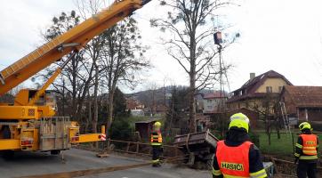 Řidič špatně zabrzdil nákladní automobil, ten skončil v potoce