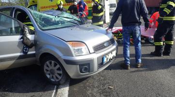 Vážná dopravní nehoda na Vsetínsku. Řidičku musel transportovat vrtulník