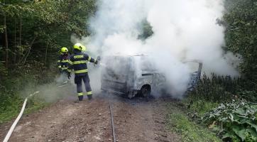Požár vozidla v lese v Želechovicích nad Dřevnicí