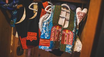 Slovácké kroje Gabriely Mahdalové. Foto: Kateřina Nosková