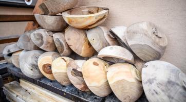 Vyřezávané misky Jiřího Mahra. Foto: Kateřina Nosková