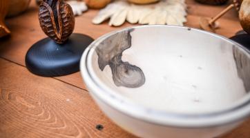 Vyřezávané misky Jiřího Mahra. Foto: Kateřina Nosková