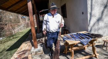 Výroba březových metel (Jiří Ondřej). Foto: Kateřina Nosková