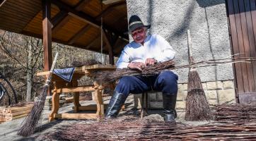 Výroba březových metel (Jiří Ondřej). Foto: Kateřina Nosková