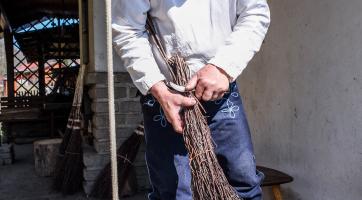 Výroba březových metel (Jiří Ondřej). Foto: Kateřina Nosková