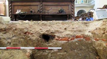Archeologové v kostele objevili hrob starý 300 let
