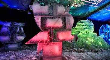 Ledové sochy na Pustevnách jsou letos ve znamení vesmíru. Foto: Otakar Hofr