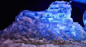 Ledové sochy na Pustevnách jsou letos ve znamení vesmíru. Foto: Otakar Hofr