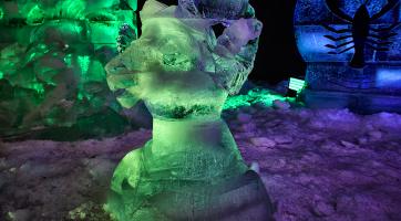 Ledové sochy na Pustevnách jsou letos ve znamení vesmíru. Foto: Otakar Hofr