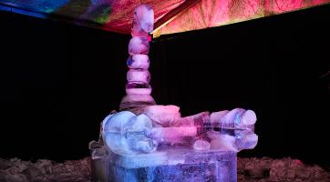 Ledové sochy na Pustevnách jsou letos ve znamení vesmíru. Foto: Otakar Hofr