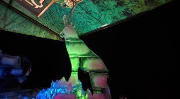 Ledové sochy na Pustevnách jsou letos ve znamení vesmíru. Foto: Otakar Hofr