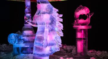 Ledové sochy na Pustevnách jsou letos ve znamení vesmíru. Foto: Otakar Hofr