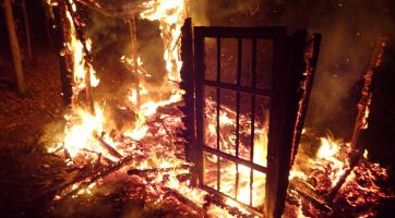 Perný den hasičů. Během úterý zasahovali hned u tří požárů