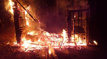 Perný den hasičů. Během úterý zasahovali hned u tří požárů