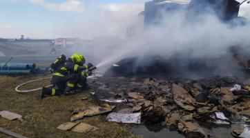 V průmyslové zóně Holešov hořel náklad kartonů na nákladním automobilu