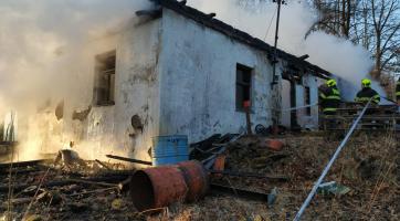 Ve Vizovicích hořela chalupa. Když přijeli hasiči, byla už celá v plamenech