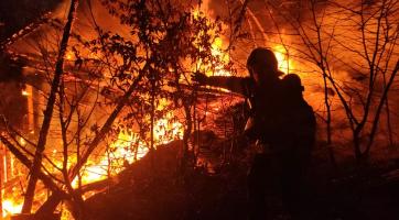 Ve Vizovicích hořela chalupa. Když přijeli hasiči, byla už celá v plamenech