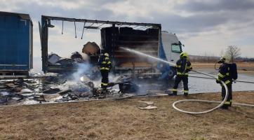 V průmyslové zóně Holešov hořel náklad kartonů na nákladním automobilu