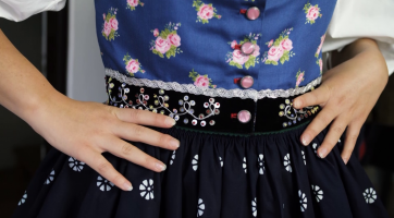 Šití krojů (Vladislava Hrubešová, Gabriela Mahdalová, Eva Kašparová)