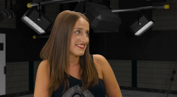 Když zpívám sama za sebe, mám obrovskou trému. Pro mě je jednodušší se za postavu "schovat", říká zpěvačka a herečka Kristýna Daňhelová