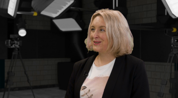 Díky amatérskému divadlu se dostanu k rolím, na které profesionální herečky ve velkých městech čekají celou kariéru, říká zpěvačka a herečka Kateřina Mrlinová