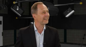 U komediálních rolí funguje interakce s divákem. Často dojde na moment, který může významově výstup pozměnit, proto jsou hry pořád živé, říká herec a režisér Pavel Rejman