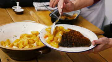 Hubová polévka a smažený kapr s teplým erteplovým salátem