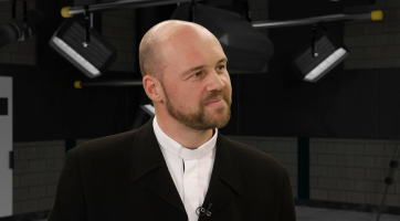 Každý rok se znovu zamýšlím nad narozením Božího syna a je to jako objevovat nový poklad. O Vánocích přichází světlo a ustupuje tma, říká školní kaplan Radim Kuchař