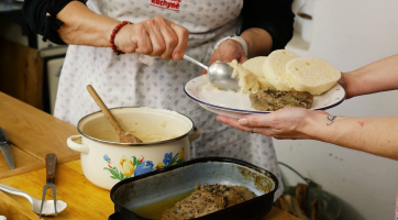 Pečené vepřové se zelím a bramborový koláč naslano