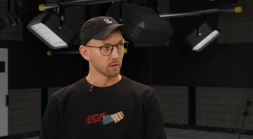 Šedesát kilometrů od Charkova jsme museli mít vypnuté telefony. Když něco letí, máte jen pár vteřin na to se schovat, říká o natáčení na Ukrajině kameraman Pavel Vrága