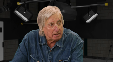 Komunisti nám hrát nezakázali, ale posílali dopisy na národní výbory, které s námi nesměly povolit zábavy. Na povinných přehrávkách kapele vytýkali, že nám chybí melodický nástroj, říká rocker Mira Šmídek