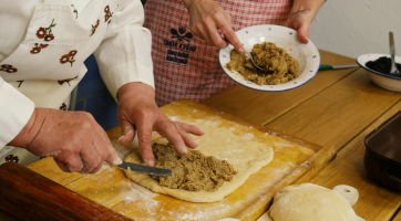 Makový závin a slané pečivo k vínu