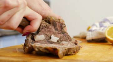 Slepičí polévka s domácími nudlemi a svíčková svajbová máčka