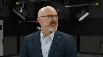 V našem orchestru se setkávají muzikanti od malých dětí až po studenty vysokých škol. Schopnější hráči táhnou nahoru začátečníky, říká dirigent Komorního orchestru Jana Noska David Herzán