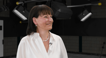 Biologické léky jsou vyrobené genetickým inženýrstvím, nejsou chemické a vznikají na živých buňkách. Na řadu přicházejí až po standardní léčbě, říká lékařka Eva Dokoupilová