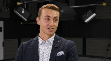 Snažím se hlavně o to, aby taneční děti bavily. Důležité je přizpůsobit se dnešní době, a to jak v hudbě, tak částečně i v etiketě, říká tanečník Jiří Herůdek