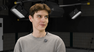 Školy se snaží, ale učitelé často nemají k finanční gramotnosti informace nebo prostor v osnovách. Než na to nadávat, rozhodli jsme se s tím něco udělat, říká spoluautor knihy Neboj se peněz Tomáš Skála