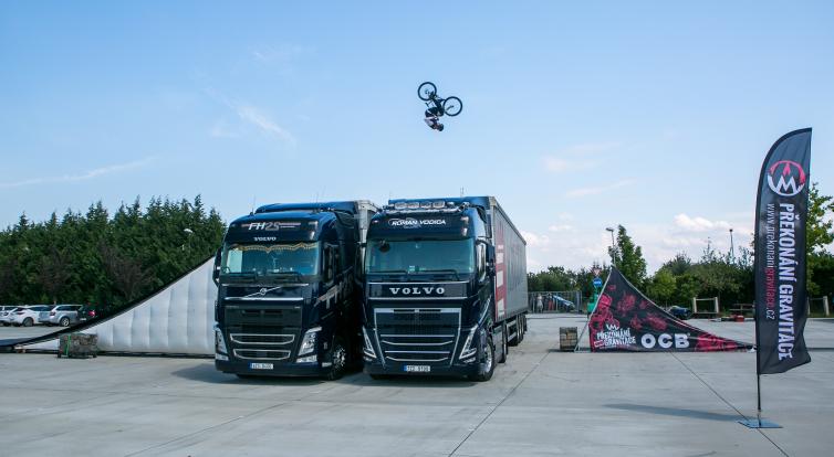 Historický okamžik! Freestyle jezdec Miler přeskočil dva kamiony na kole