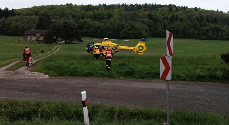 Čelní střet dvou osobních vozidel u Střílek nepřežila jedna žena. Další čtyři osoby se zranily, zasahoval i vrtulník